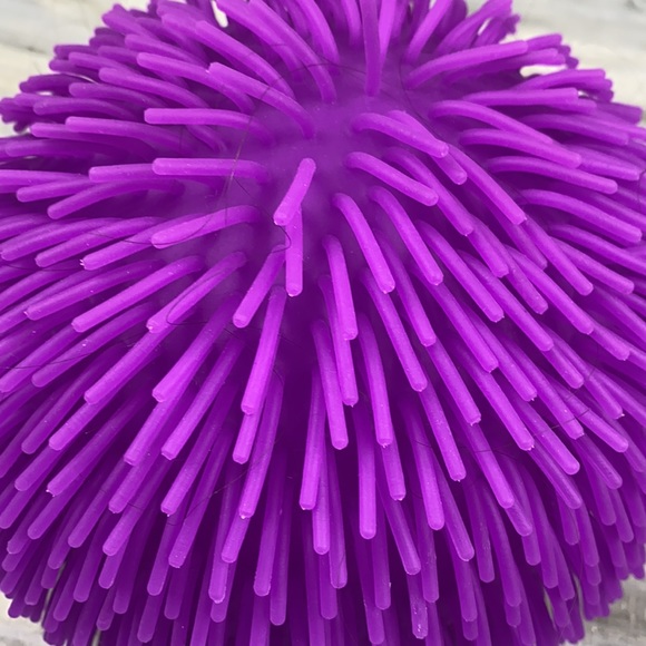 NWT Purple Light Up Puffer Ball Toy Glow-In-The-Dark Squishy Bouncy Ball Ages 3+ - Picture 3 of 9